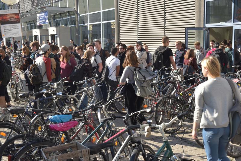 Zum Vorlesungsstart des Wintersemesters 2018/19 bevölkern die Studierenden wieder den Campus der Friedrich-Schiller-Universität und tragen neue Ideen, junges Leben und Weltoffenheit in die Stadt.