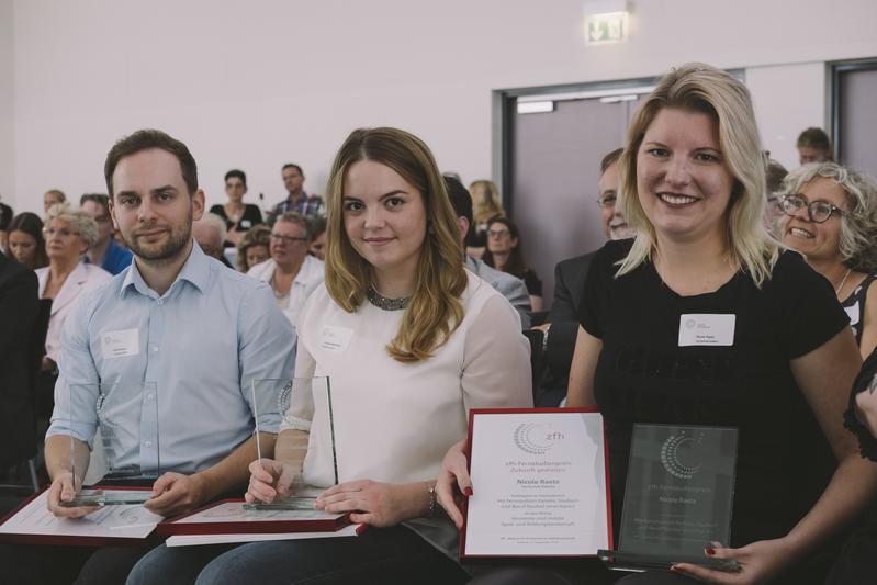 on links: Daniel Bayer (Preisträger der Hochschule Mainz), Anika Reifenhäuser und Nicole Raetz (beide Hochschule Koblenz). 