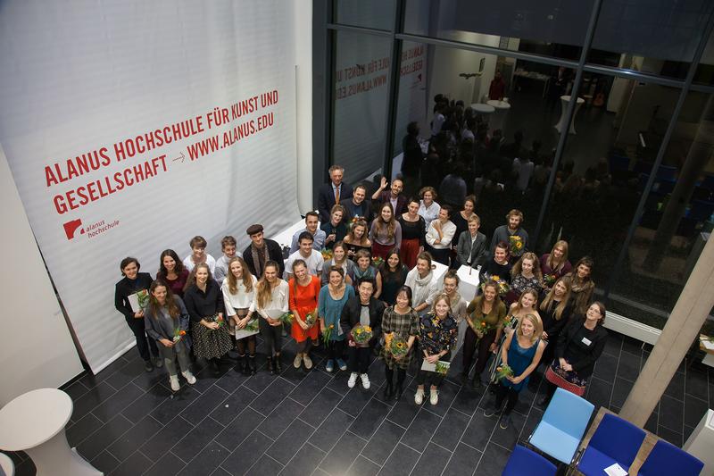 Große Freude: Im Rahmen eines Festaktes am 11. Oktober wurden Studenten aus allen Fachbereichen der Alanus Hochschule für ihre besonderen Leistungen und ihr großes Engagement ausgezeichnet.