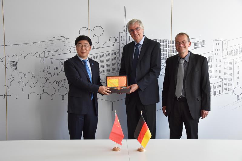Von links: Prof. Dr. Han Xu mit den Prorektoren der EAH Jena, Prof. Dr. Andreas Schleicher und Prof. Dr. Bruno Spessert