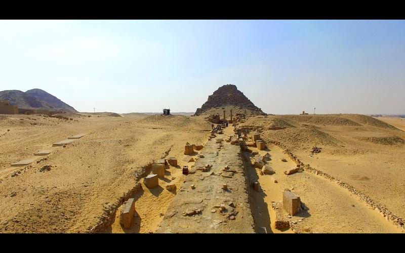   Blick auf die Pyramidenanlage des Sahurê mit dem Aufweg im Vordergrund. Ursprünglich war dieser Weg rechts und links von Mauern gesäumt. Diese sind im Lauf der Jahrtausende umgestürzt. 