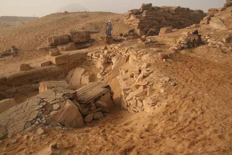  Unter diesen Sand- und Schuttbergen haben die Wissenschaftler einen Block aus der alten Mauer entdeckt, den sie jetzt bergen wollen. 