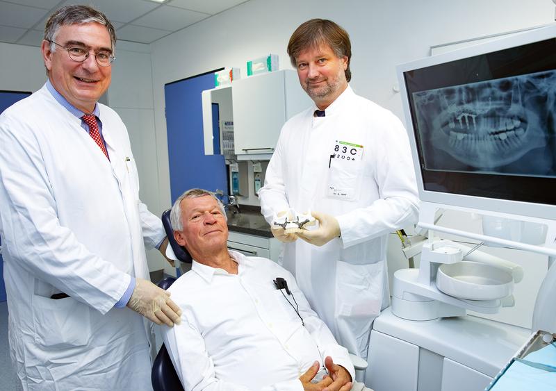 Einer von 21 Patienten, die mit dem neuen Gerüstimplantat versorgt wurden: Dr. Richard I. (Mitte) mit Professor Gellrich (links) sowie Dr. Rahlf.
