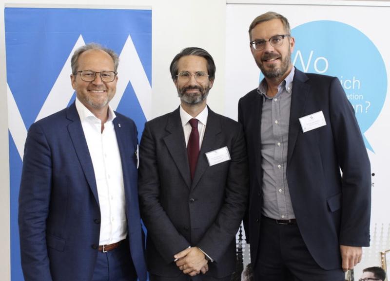 V. l.: DerV. l.: Prof. Dr. Michael Paul, Florian Möckel, Präsident des Marketing Club Augsburg und Prof. Dr. Robert Klein, Dekan der Wirtschaftswissenschaftlichen Fakultät der Universität Augsburg