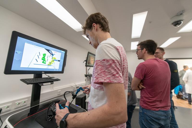 Mithilfe von virtueller Realität üben die Studierenden im neuen Simulationszentrum des Universitätsklinikums Freiburg minimalinvasive Eingriffe.