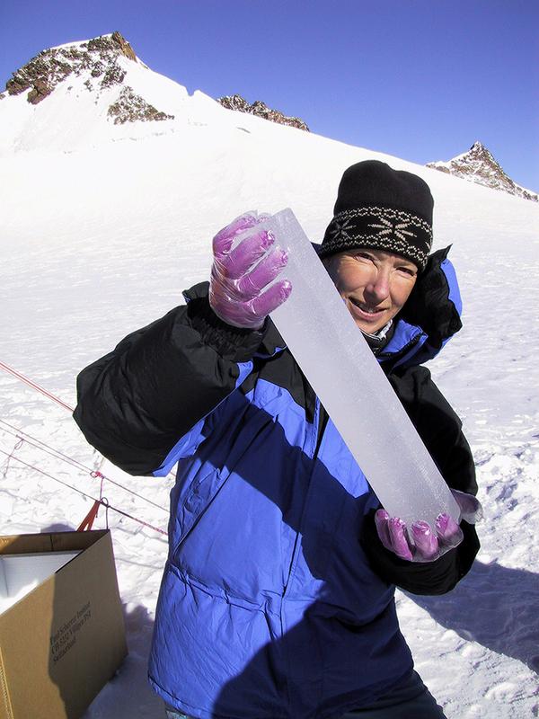 Die Chemikerin Margit Schwikowski mit einem Eisbohrkern am Colle Gnifetti. 