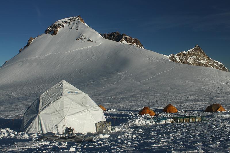 Das Camp der Forschenden im Jahr 2015 auf dem südöstlich von Zermatt gelegenen Colle Gnifetti, wo sowohl 2003 als auch 2015 mehrere bis zu 82 Meter lange Eisbohrkerne entnommen wurden.