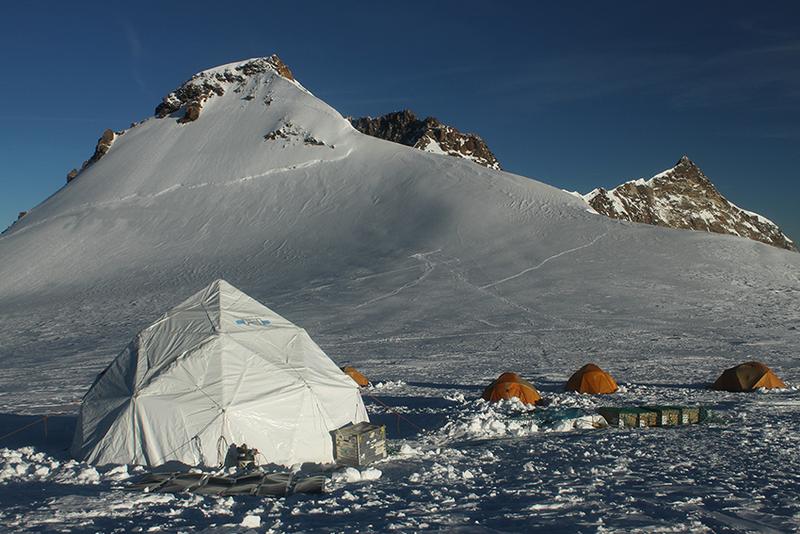 Das Camp der Forschenden im Jahr 2015 auf dem südöstlich von Zermatt gelegenen Colle Gnifetti, wo sowohl 2003 als auch 2015 mehrere bis zu 82 Meter lange Eisbohrkerne entnommen wurden.