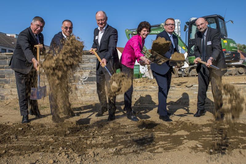 Setzten den ersten Spatenstich (v.l.n.r.): Prof. Klaus-Dieter Barbknecht, Dr. Jens Gutzmer, Prof. Markus Reuter, Dr. Eva-Maria Stange, Sven Krüger, Prof. Roland Sauerbrey.