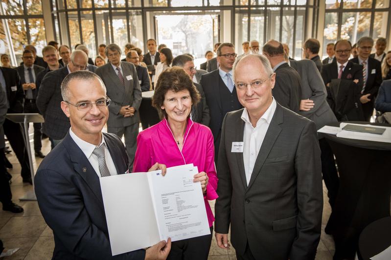 Symbolisch übergab Sachsens Wissenschaftsministerin Dr. Stange den Fördermittelbescheid für den Bau des Technikums an Dr. Gutzmer (li.) und Prof. Reuter (re.) vom HIF.