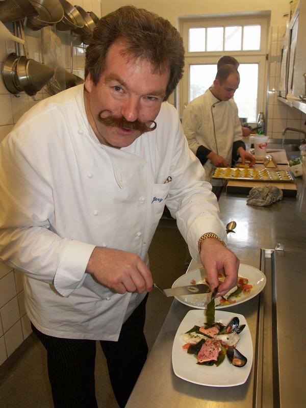 Mit Begeisterung bei der Sache: Sternekoch Jörg Müller bereitet in Westerland seinen Sylter Fischersalat mit Algen zu. Interessierte Redaktionen können das Rezept bei der DBU anfordern.