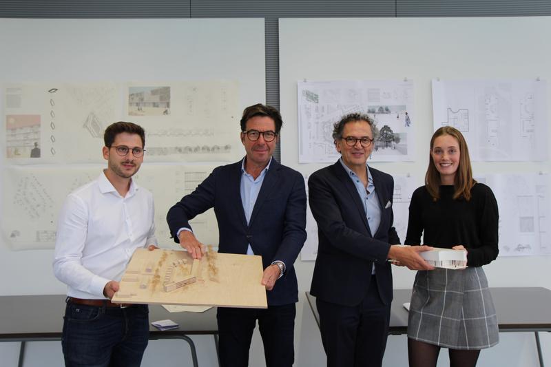 Volker Weuthen (2. v.l.), stellvertretender Vorsitzender des AIV, und Prof. Pablo Molestina, Dekan des Fachbereichs Architektur (PBSA), freuten sich mit den ausgezeichneten Studierenden Kat