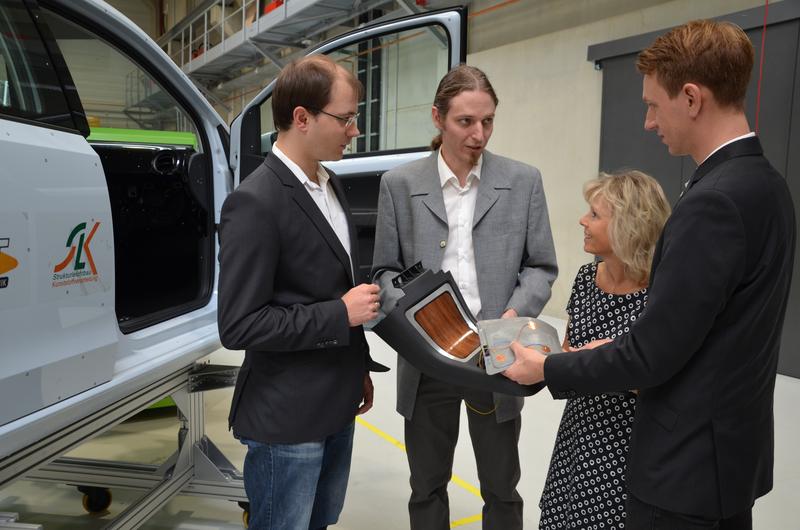 René Schmidt, Ricardo Decker, Prof. Dr. Verena Kräusel und Alexander Graf (v.l.) im Gespräch über die neuartige Mittelkonsole für den „MERGEup!“. 