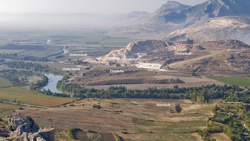 Blick von Norden auf die Ruinenstätte des Sirkeli Höyük mit Zitadelle sowie Unter-, Ober- und Vorstadt.