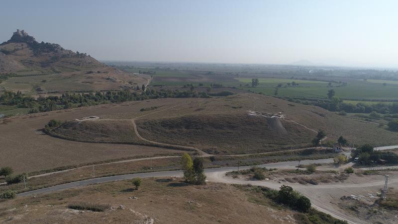 Blick von Westen auf den Zitadellenhügel mit zwei Grabungsbereichen, links im Bild die mittelalterliche Burg Yılan Kale.