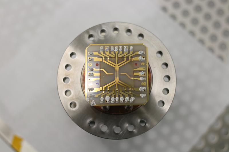 Photo 1 (MAIUS-1_Bild-1.jpg): The atom chip that generates magnetic fields to trap and manipulate the Bose-Einstein condensate. 