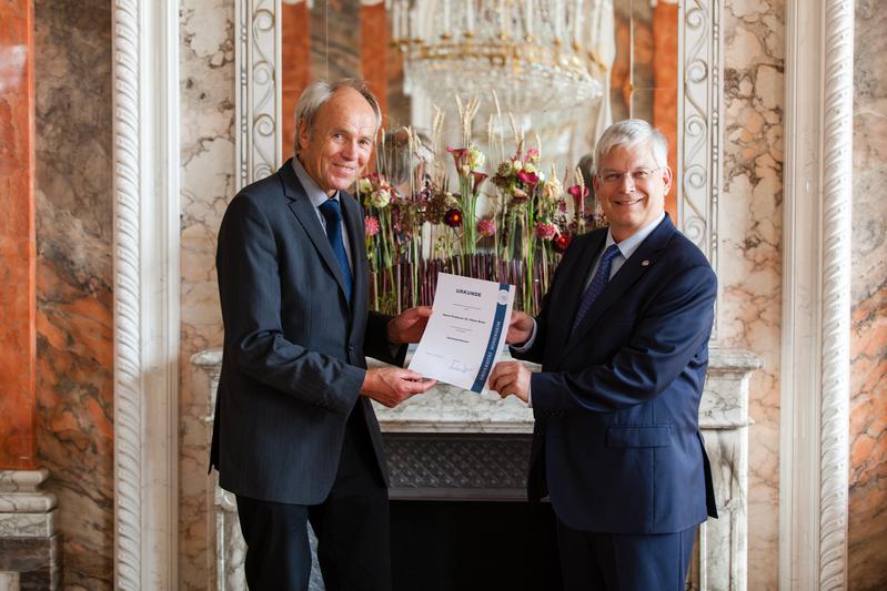 Rektor Dabbert ehrt Prof. Dr. Heinz Breer mit der ersten Seniorprofessur der Universität Hohenheim.