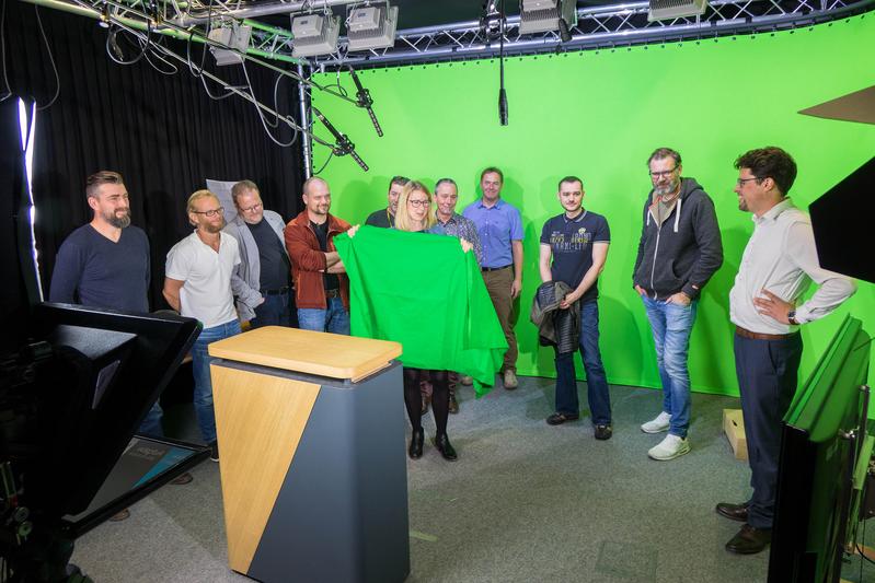 Anna Maria Ewerlin demonstriert im Produktionslabor E-Learning (PELA) den teilnehmenden Lehrkräften eines Haleo-Workshops die Funktionsweise des Green Screen-Verfahrens.