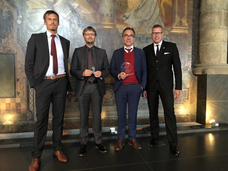 Den Preis entgegen nahmen, von links: Dr. Thomas Bocklitz, Professor Michael Schmitt, Professor Jürgen Popp und Professor Andreas Tünnermann