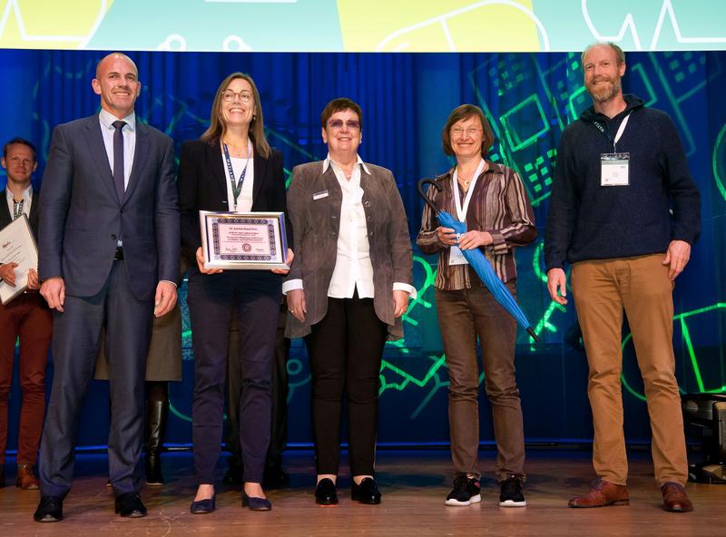 Den Preis nahmen PD Dr. Gudrun Goßrau (2. v. l.) Anna Theisinger (2. v. r.) und Dr. Matthias Richter (r.) stellvertretend für das Ambulanz-Team beim Deutschen Schmerzkongress in Mannheim entgegen.