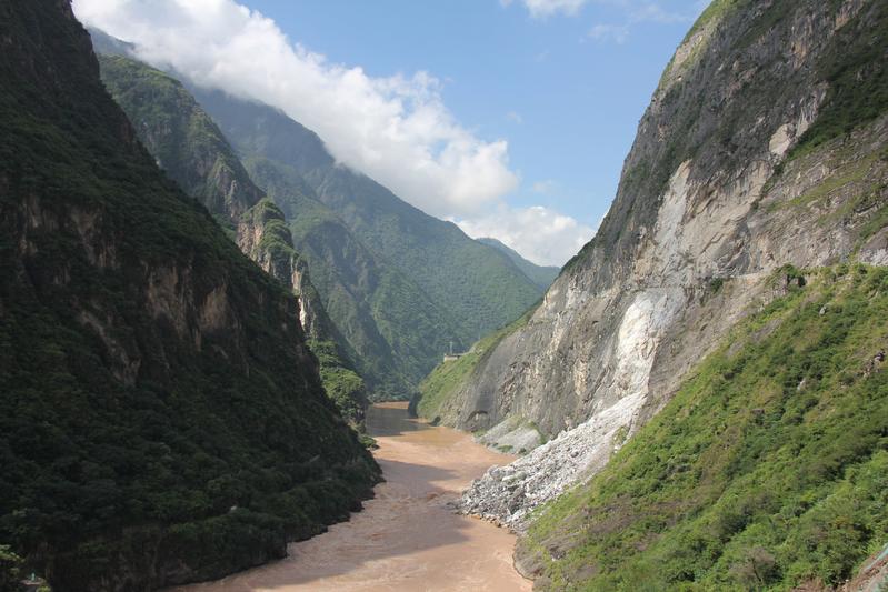 Im Gegensatz dazu verringern hohe Erosionsraten in Gebirgen die biologische Vielfalt, weil dadurch Lebensräume verlorengehen. Hier ein Erdrutsch in den Hengduan-Bergen in Südwestchina. 