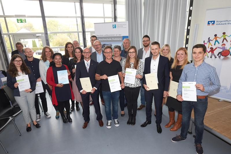 Gruppenbild aller anwesenden Preisträger, Stipendiaten und Förderer.