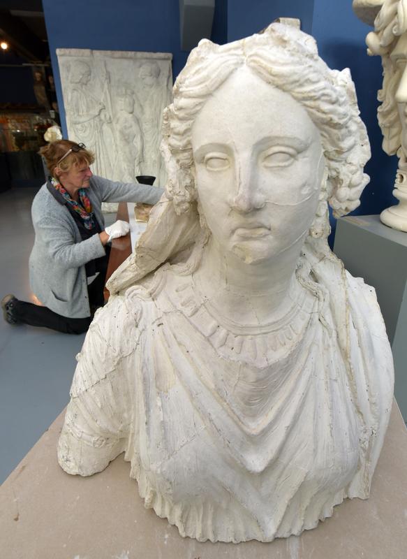 Ein weiteres Objekt für den Louvre ist diese Ariadne-Büste, deren Original sich in Paris befindet. Im Hintergrund Restauratorin Birgit Lipka von der Uni Jena. 