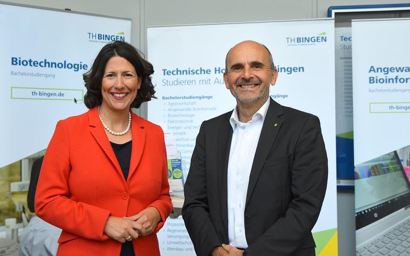 Staatssekretärin Daniela Schmitt eröffnete den Biotechtag in Bingen und besichtigte die Ausstellung gemeinsam mit TH-Präsident Prof. Dr.-Ing. Klaus Becker.