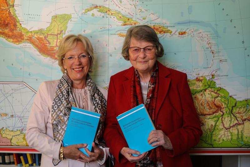 Ingrid Neumann-Holzschuh (li.) und Annegret Bollée haben 2018 ihr Etymologisches Wörterbuch vollendet.