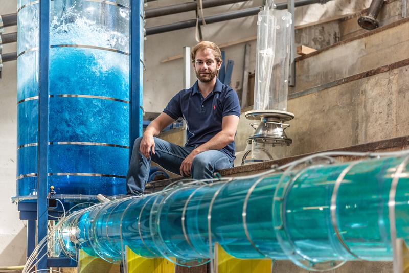 Franz Georg Pikl im Wasserbau-Labor der TU Graz. Die von ihm entwickelte Technologie könnte 90 Prozent der weltweiten Energieversorgung decken 