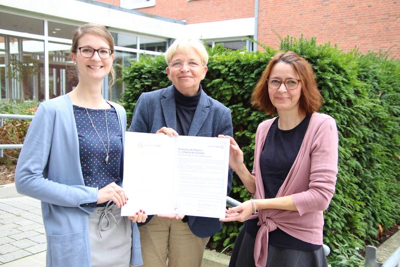 Vizepräsidentin Dr.in Marion Rieken (M.), Dr.in Tanja Meyer (r.) und Marie-Kathrin Drauschke (beide Gleichstellungsbüro) freuen sich über die Unterzeichnung der Charta.