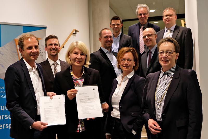 Vorne, v.l.: Christian Nüßer (Venjakob Maschinenbau), Prof. Dr. Ingeborg Schramm-Wölk (FH Bielefeld), Dr. Ursula Frank (Beckhoff Automation) und Marianne Thomann-Stahl (Bezirksregierung Detmold). 