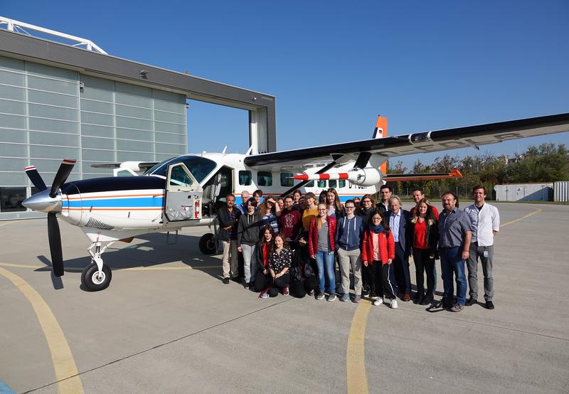 Die „MINT-Girls Regensburg“ mit dem Betreuerteam und den Verantwortlichen des DLR vor der umgebauten Cessna 208B Grand Caravan.