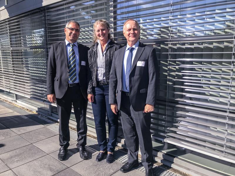 Prof. Esen vom Lehrstuhl für Laseranwendungstechnik (LAT) an der RUB, Dr. Ruth Houbertz von Multiphoton Optics und Dr. Thomas R. Dietrich von IVAM