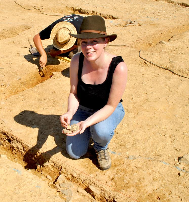Die Archäologin Sabine Hornung zeigt an der Ausgrabungsstätte die Überreste eines antiken Vorratsgefäßes.