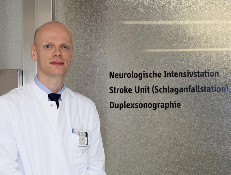 Prof. Dr. Karl Georg Häusler vor dem Eingang der Stroke Unit am Universitätsklinikum Würzburg.