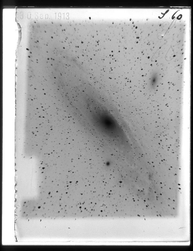 Am 30. September 1913 aufgenommene Belichtung des Andromedanebels. Zu diesem Zeitpunkt war noch unbekannt, dass es sich dabei um eine Galaxie außerhalb der Milchstraße handelt. 