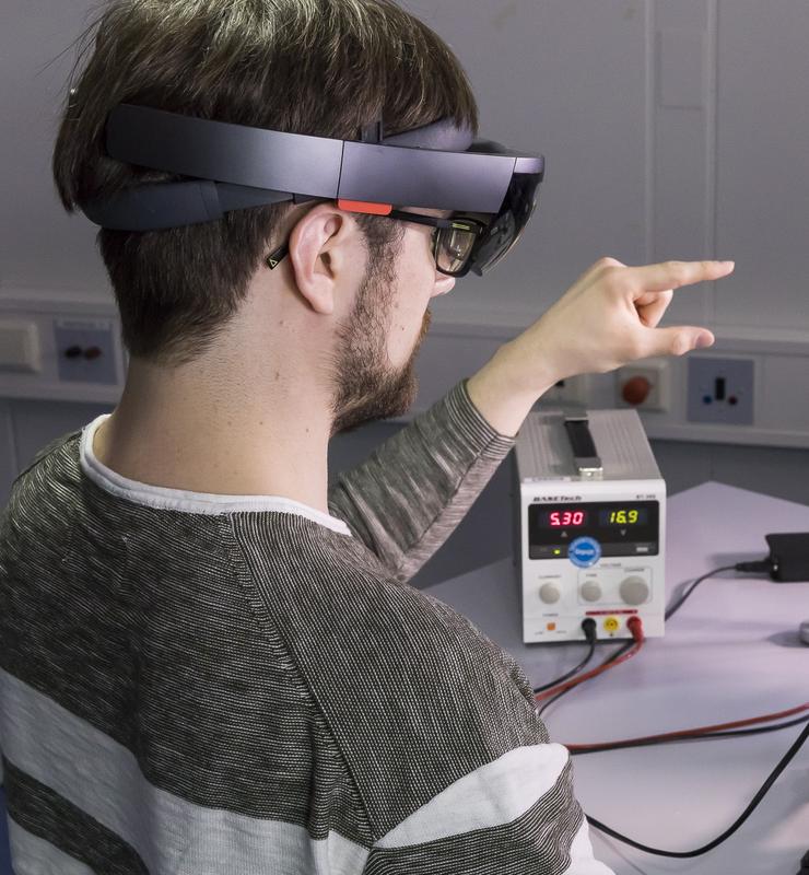 Die AR-Brille (z.B. Microsoft HoloLens) ermöglicht Gestensteuerung.