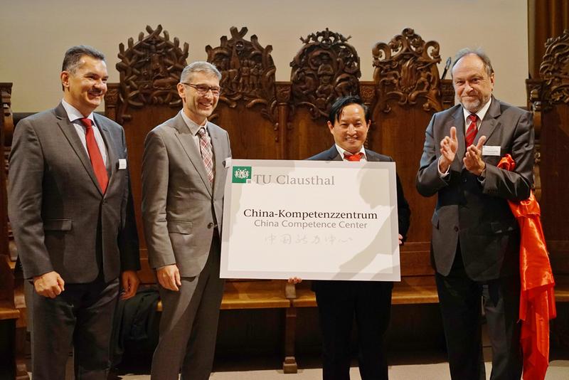 Die Clausthaler Professoren (von links) Wolfgang Pfau, Alfons Esderts, Michael Z. Hou und Thomas Hanschke haben die Tafel enthüllt.