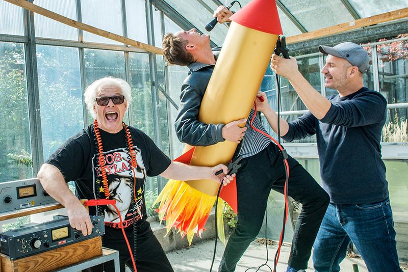 Prof. Peter Weihe (li.) erklärt gemeinsam mit Studiengangssprecher Kristof Hinz (re.) und Studierenden der HMTMH den Studiengang "Popular Music"