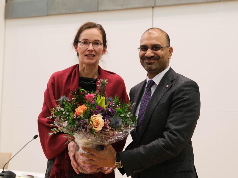 Herzliche Glückwünsche von JLU-Präsident Prof. Dr. Joybrato Mukherjee für Prof. Dr. Verena Dolle unmittelbar nach ihrer Wiederwahl zur Ersten Vizepräsidentin der JLU. 