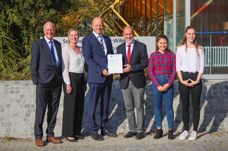 Freude über die neue Kooperation bei Akademiedirektor Prof. Tomaschko (3.v.l.) und Schulleiter Oberstudiendirektor Bernhard Meyer (4.v.l.) sowie weiteren Gratulanten