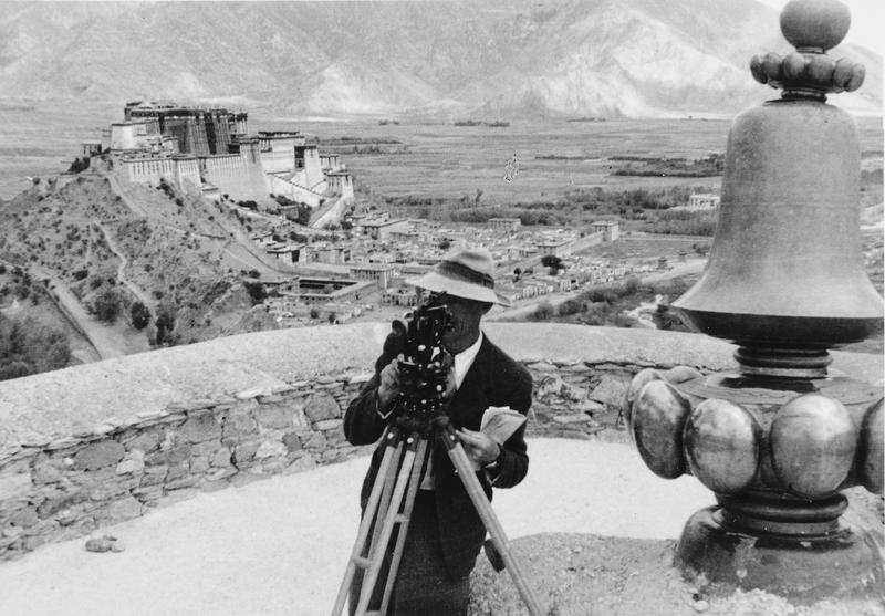 Aufschnaiter mit Winkelmessgerät auf dem Eisenhügel in Lhasa.