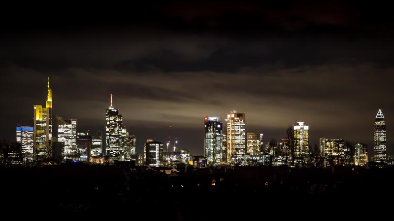 Luftverbesserung in Innenstädten ist Thema des Forschungskolloqiums an der Frankfurt UAS - damit der Blick auf die Skyline auch künftig ungetrübt ist.