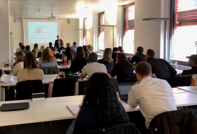 Andreas Jäger vom Hanauer Koordinationsbüro für Flüchtlinge erklärt den Studierenden der Frankfurt UAS Details zum gemeinsamen Projekt.