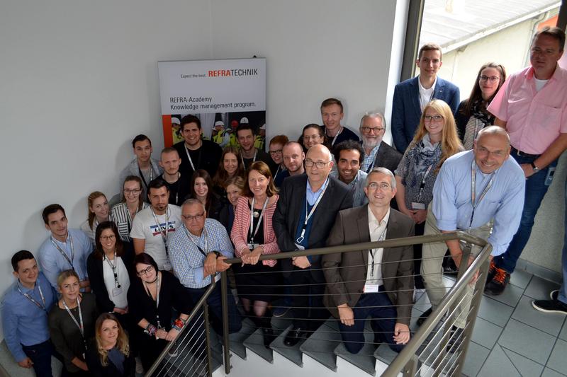 Gruppenbild aller anwesenden Preisträger, Stipendiaten und Förderer.