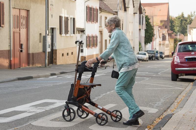 Sturzprävention ist ein wichtiges Thema in der Gesundheitsversorgung älterer Menschen. 