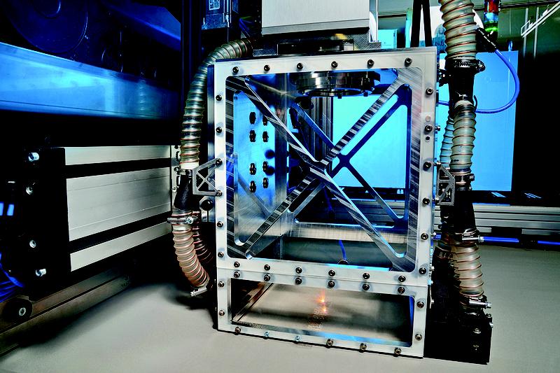Wissenschaftler des Fraunhofer ILT haben einen neuen Auftragskopf für Laser Powder Bed Fusion (LPBF) entwickelt, der auch große Metallbauteile schnell additiv fertigt.