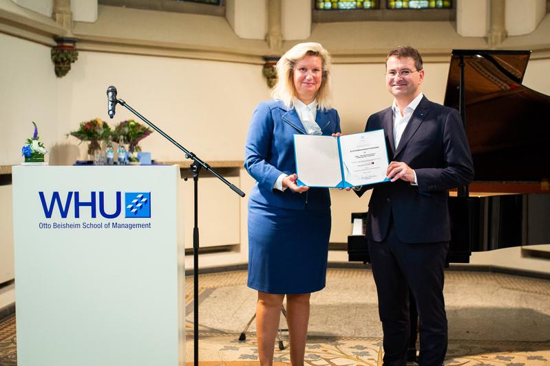 Prof. Dr. Kerstin Fink, Geschäftsführerin der FIBAA überreicht Prof. Dr. Markus Rudolf, Rektor der WHU, die FIBAA-Urkunde zur Re-Systemakkreditierung