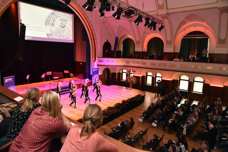 Neben anregenden Reden boten Tanzgruppen des Hochschulsports den Erstsemstern im Volkshaus einen ersten Eindruck von der Vielfalt möglicher studentischer Aktivitäten in Jena.